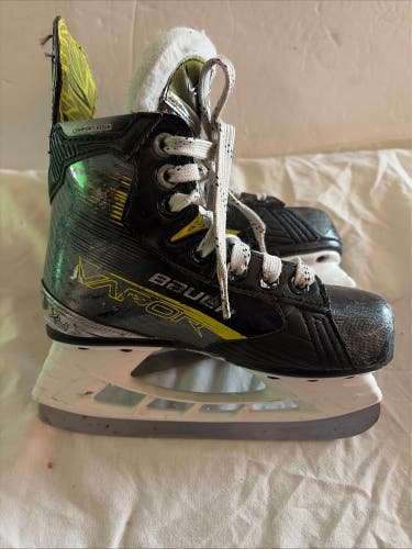 Junior Size 12.5 Bauer Vapor X4 Ice Hockey Skates.