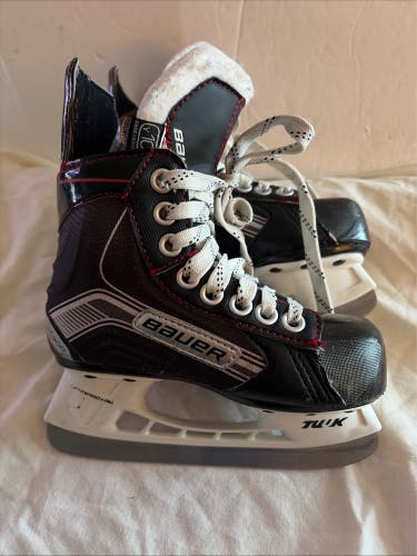 Youth Junior Size 10 Bauer Vapor X300 Ice Hockey Skates.