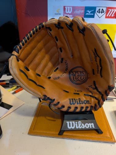 Pitcher's RH Wilson A2000 Baseball Glove 12.5" (Used)