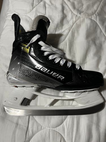Custom Black/Yellow 2023 Bauer Vapor Hyperlite 2 Hockey Skates Regular Width 8.5 (Used)