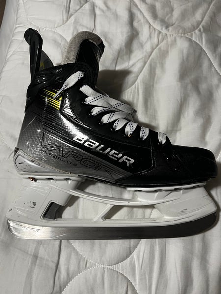 Custom Black/Yellow 2023 Bauer Vapor Hyperlite 2 Hockey Skates Regular Width 8.5 (Used)