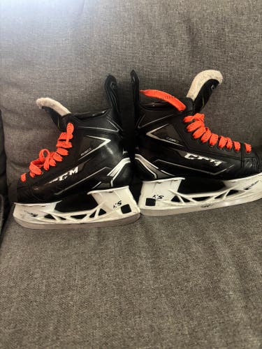 CCM Ribcor Hockey Skates Wide Width Size 4.5 (Used)