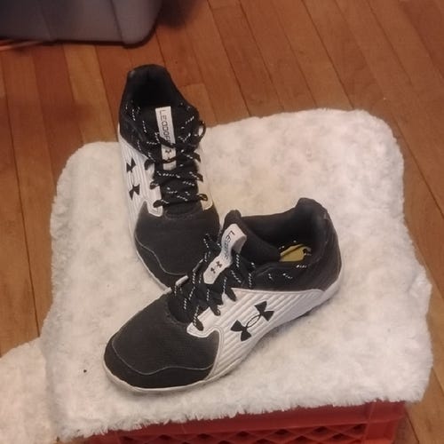 Under Armour leadoff baseball / softball cleats youth 5y spikes unisex shoes