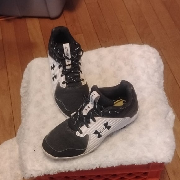 Under Armour leadoff baseball / softball cleats youth 5y spikes unisex shoes
