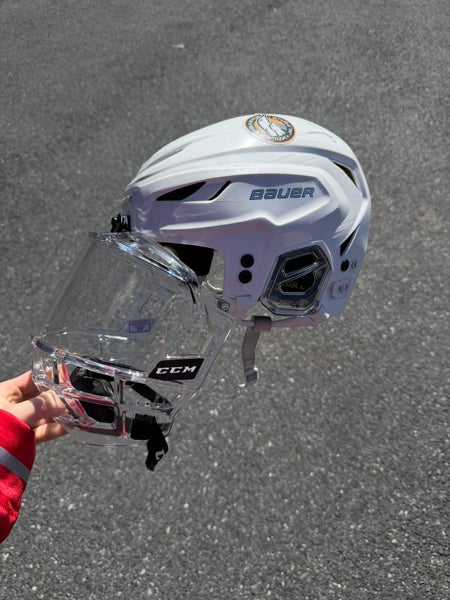 Medium/Large Bauer Hyperlite 2 Helmet (Used)