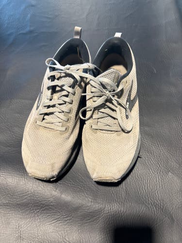 Men's Size M 10.5 (W 11.5) Adidas Tennis Shoes (Used)