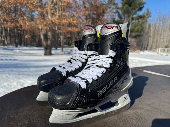 Black 2025 Bauer Vapor Hyperlite Hockey Skates Regular Width Size 5 (Used)