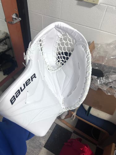 Brand new Bauer FlyLite Regular Vapor 90 (580) goalie glove