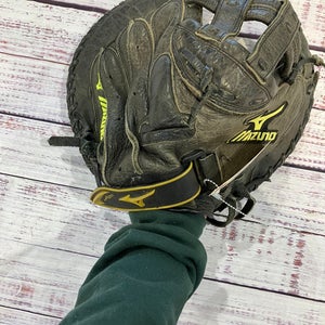 Black Mizuno Supreme RH Catcher's Softball Glove 34" (Used)