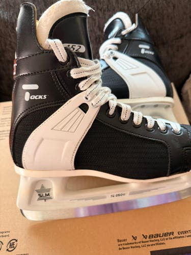 CCM Tacks 152 Hockey Skates Regular Width Size 5 (Used)