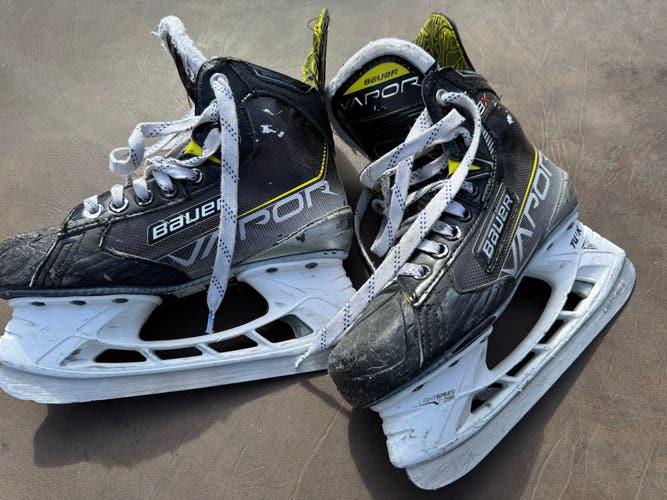 Black 2021 Bauer Vapor 3X Hockey Skates Regular Width Size 3.5 (Used)