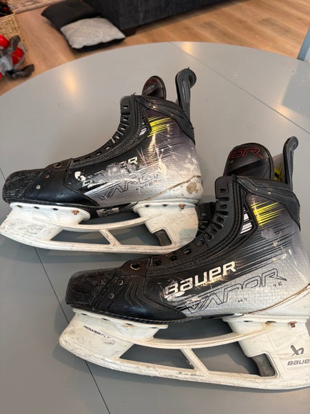 2023 Bauer Vapor Hyperlite 2 Hockey Skates 8.5 (Used)