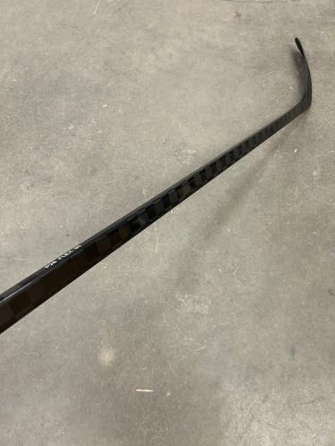 Senior Pro Blackout Hockey Stick | RH P28 Pro Stock