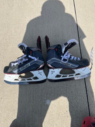 2015 Bauer Vapor X700 Hockey Skates Regular Width Size 4.5 (Used)
