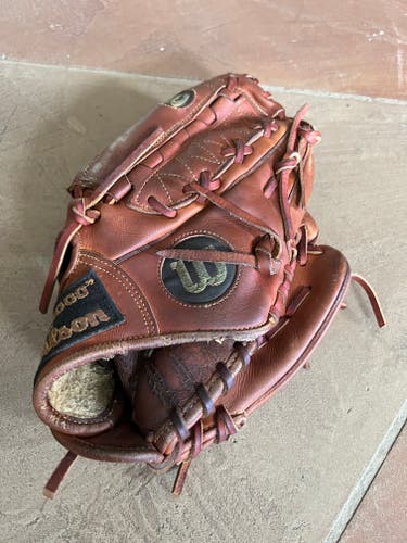 Wilson RH A2000 Baseball Glove 11.75" (Used)