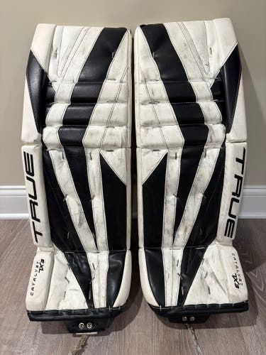 White & Black Intermediate True Catalyst 7X3 Goalie Leg Pads (Used) | 31"+2"