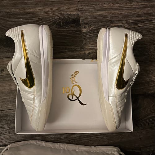 White Men's Size M 10.5 (W 11.5) Nike Tiempo legend Indoor Cleats (New)
