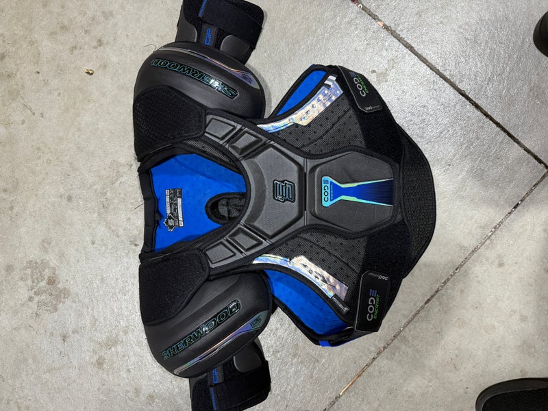 Large Senior Sher-Wood Code Encrypt 1 Shoulder Pads (Used)