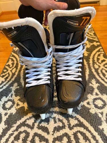 2023 Bauer Vapor Hyperlite 2 Hockey Skates Pro Stock 9.5 (Used)