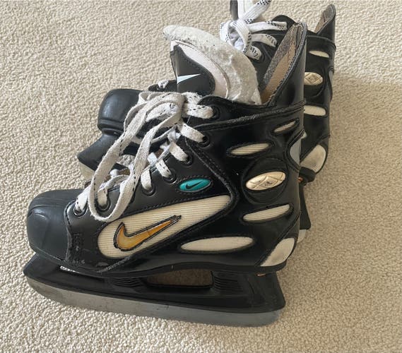 Black/White 1996 Nike Air Zoom Hockey Skates Regular Width Size 3.5 (Used)