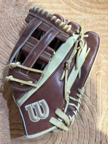 Brown Wilson A2000 RH Baseball Glove 12.75" (Used)