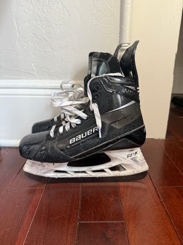 Black Bauer Supreme Ultrasonic Hockey Skates Regular Width Pro Stock 10 (Used)