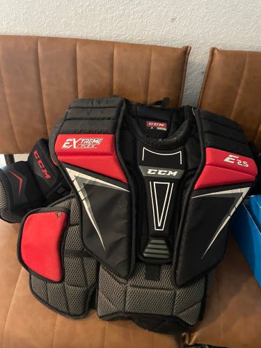 Small / Medium CCM Extreme Flex E2.5 Goalie Chest Protector (Used)