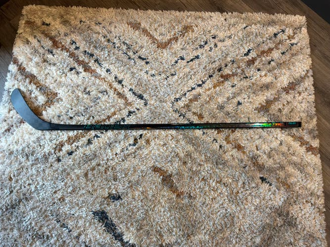 Junior Bauer Twitch Left Hand Hockey Stick P28 30 Flex (New)