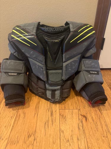 Senior Small 2021 Bauer Hyperlite Goalie Chest Protector (Used)