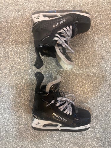 Black 2024 Bauer Supreme Shadow Hockey Skates 8.5 (Used)