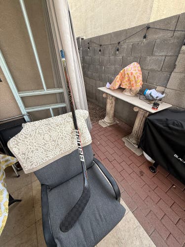 Intermediate Bauer Vapor Hyperlite Right Handed Hockey Stick P28 55 Flex Pro Stock (Used)