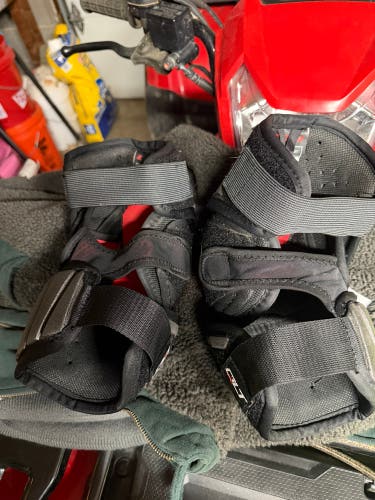 Senior Large CCM QuickLite Elbow Pads (Used)