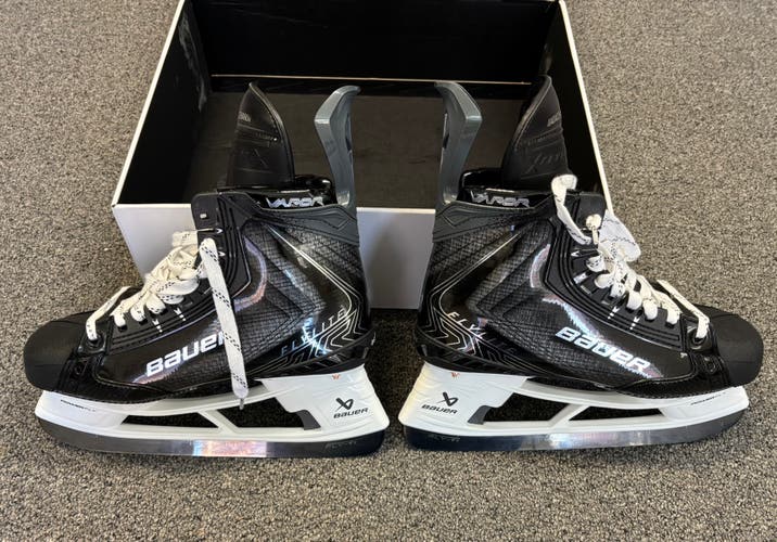 Black 2025 Bauer Vapor Flylite Hockey Skates Regular Width Pro Stock 9.5 (New)