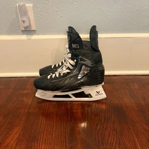 NHL game used True pro custom Moritz Seider size 10 skates.
