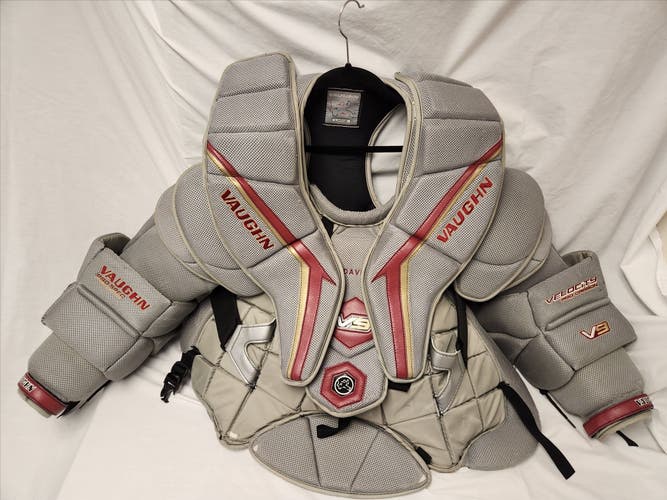 Large Vaughn V9 Pro Carbon Goalie Chest Protector Pro Stock (Used)