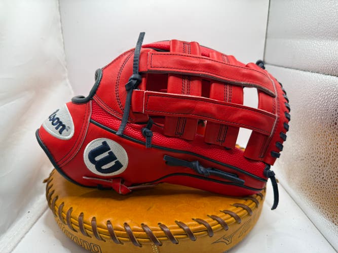 Wilson RH Outfield A2000 Baseball Glove 12.5" (Used)