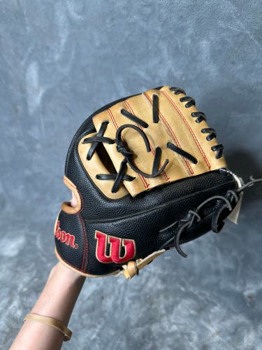 Black Wilson A2000 RH Pitcher's Baseball Glove 11" (Used)