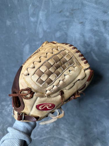 Brown Rawlings Gold Glove RH Pitcher's Baseball Glove 11" (Used)