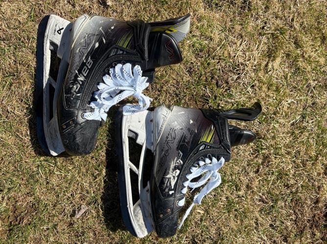 2023 Bauer Vapor Hyperlite 2 Hockey Skates Regular Width 7.5 (Used)