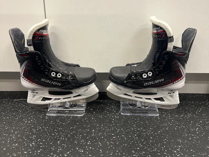 Bauer Vapor Fly40 Hockey Skates Extra Wide Width Size 1.5 (Used)