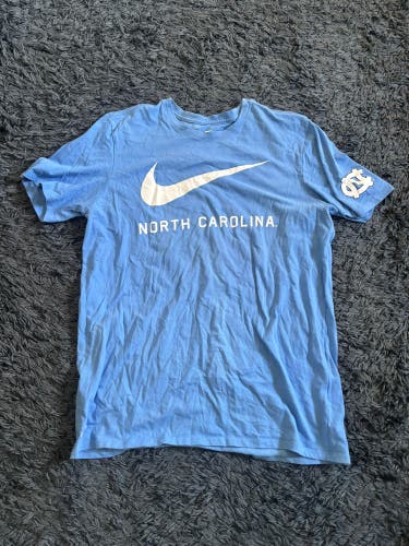 Men’s Large North Carolina Tar Heels T Shirt