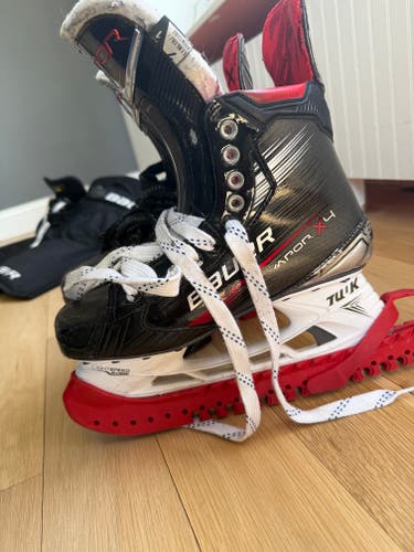 Black Bauer Vapor X4 Hockey Skates 7 (Used)