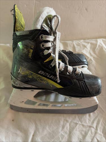 Junior Size 12.5 Bauer Vapor X4 Ice Hockey Skates.