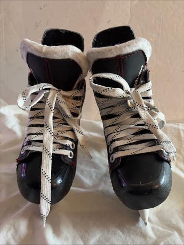 Youth Junior Size 10 Bauer Vapor X300 Ice Hockey Skates.