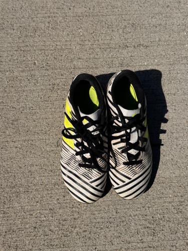 White Unisex 1Y (Big Kids / Youth) Adidas Nemeziz Molded Cleats Cleats (Used)