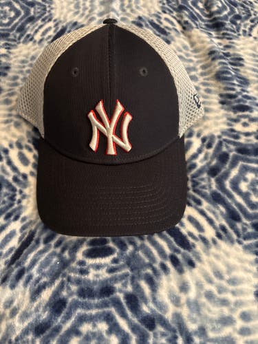 Blue Adult Unisex One Size Fits All New Era Yankees Hat (Used)