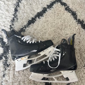 2023 Bauer Vapor Hyperlite 2 Hockey Skates Regular Width 11 (Used)