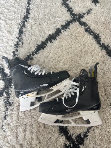 2023 Bauer Vapor Hyperlite 2 Hockey Skates Regular Width 11 (Used)