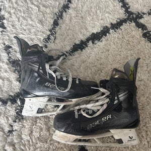 2023 Bauer Vapor Hyperlite 2 Hockey Skates Regular Width 11 (Used)