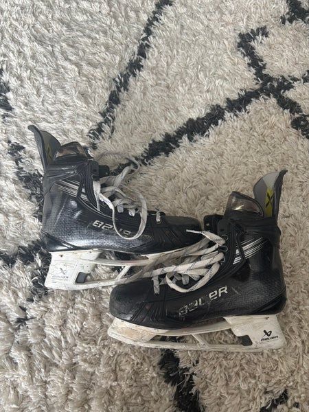 2023 Bauer Vapor Hyperlite 2 Hockey Skates Regular Width 11 (Used)